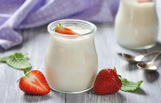 夏天酸奶在室温下能放多久？酸奶一坨一坨的是坏了吗？