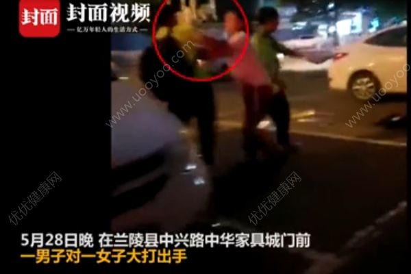 女子被男同事掐脖殴打，裆部腹部遭猛踢[多图]