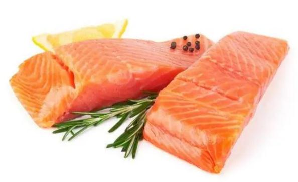 三文鱼是生吃的吗？三文鱼生吃和熟吃的营养区别？